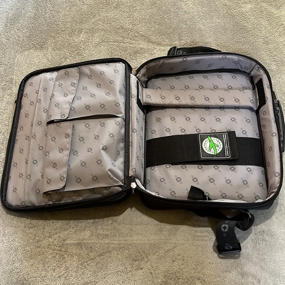 SwissGear by Wenger LEGACY 16` single compartment notebook case - Picture 3 of 8